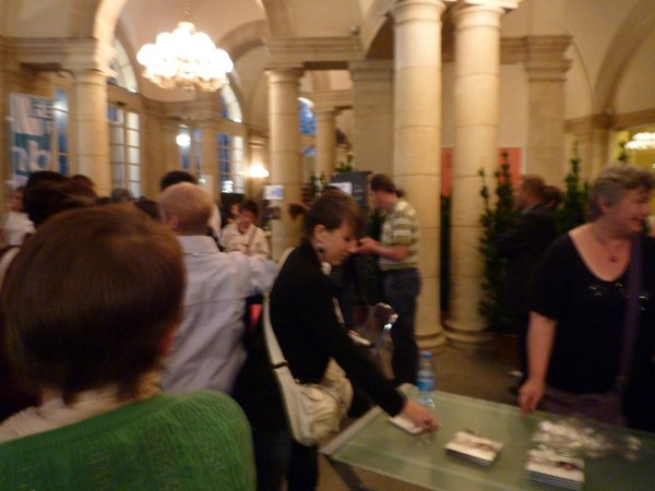 Opéra de Rennes : en attendant la séance d'autographes d'António Zambujo