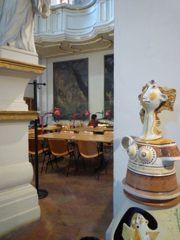 Sienne (Toscane, Italie). Salle de lecture, bibliothèque universitaire, Faccoltà di scienze matematiche, fisiche e naturali (sala Rosa), 13 novembre 2010