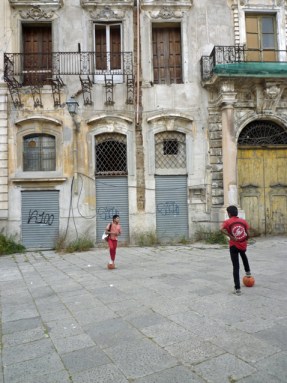 Palerme (Sicile). Calcio sur la Piazza Pretoria. 7 mai 2012