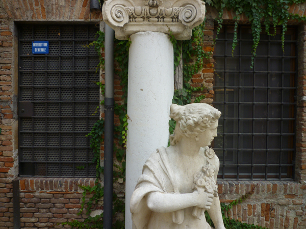 Vicenza (Vicence), Veneto (Vénétie), Italie. Jardin du Teatro Olimpico, 17 juillet 2013