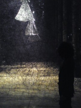 Carré Sainte-Anne, Montpellier (France), 6 octobre 2013. Exposition « After the dream, 2013 » de Chiharu Shiota 