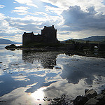 Eilean Donan = Eilean Donnain, loch Duich = loch Dubhthaich, Wester Ross = Taobh Siar Rois, Highlands = A' Ghàidhealtachd, Écosse, par Bernard Blanc sur Flickr (CC BY-NC-SA 2.0)