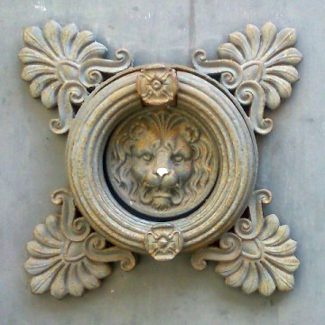 Toulouse (France), détail d'une porte, 5 juillet 2015