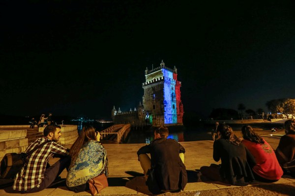 Lisbonne (Portugal). La tour de Belém tricolore suite aux attentats de Paris et Saint-Denis du vendredi 13 novembre 2015. Photo Pedro Rocha/Global Imagens, publiée dans Diario de Notícias (en ligne) le 14 novembre 2015.