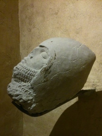 Tête d'un chevalier, fragment d'un gisant (XIVe siècle). Toulouse (France), Musée des Augustins