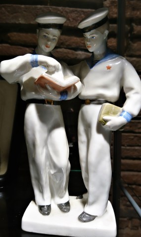 Deux marins soviétiques (figurine de faïence). Exposition « Bazar Zoulou », La collection d'objets populaires de Françoise Huguier, 2019, Fondation Espace Écureuil pour l'art contemporain (Toulouse)