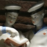 Deux marins soviétiques (figurine de faïence). Exposition « Bazar Zoulou », La collection d'objets populaires de Françoise Huguier, 2019, Fondation Espace Écureuil pour l'art contemporain (Toulouse)