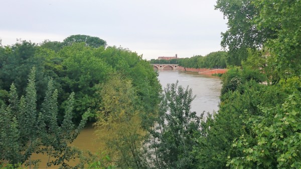 Toulouse (Occitanie, France). La Garonne depuis le pont Saint-Michel, 29 avril 2020