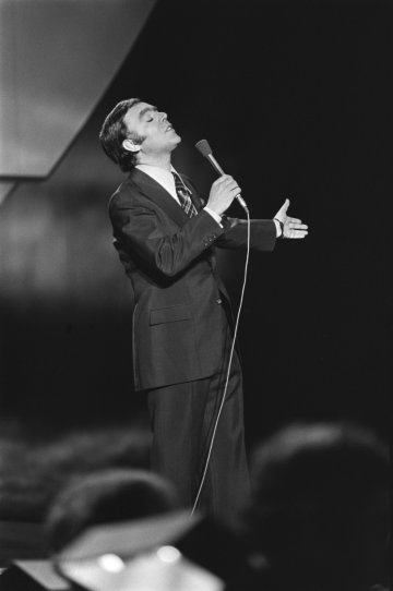 Carlos do Carmo (1939-2021) au Concours Eurovision de la chanson 1976, La Haye (Pays-Bas), 3 avril 1976. Photo Rob Mieremet / Anefo (Domaine public)