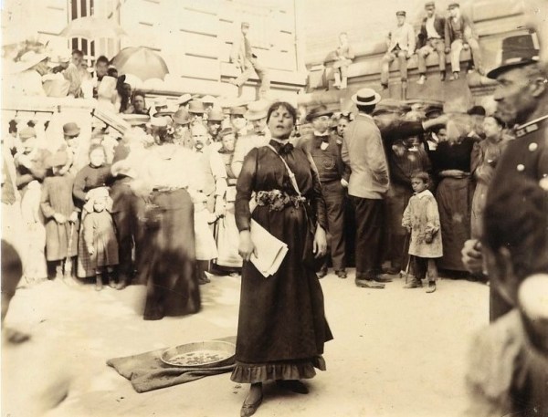 Eugène Atget (1857-1927). Eugénie Buffet (vers 1920).