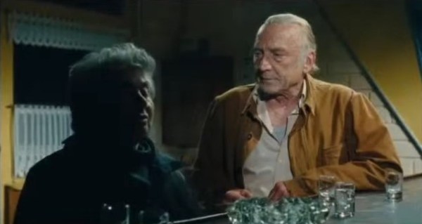 Roberto Piazza (Little Bob) et André Wilms dans « Le Havre » (2011), film de Aki Kaurismäki