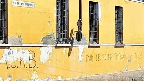 « Tout le monde déteste la police ». Crémone (Lombardie, Italie) = Cremona (Lombardia, Italia), 27 juin 2021