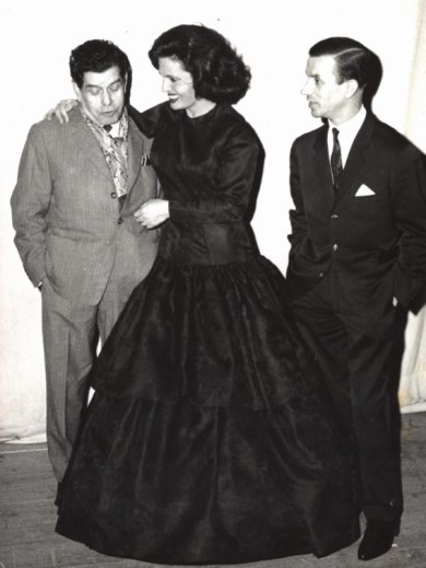 Les fadistes Alfredo Marceneiro, Amália Rodrigues et Fernando Farinha lors du spectacle d'hommage à leur collègue Filipe Pinto (Lisbonne, Teatro Tivoli, 29 novembre 1962). Collection du Museu do Fado (Lisbonne).