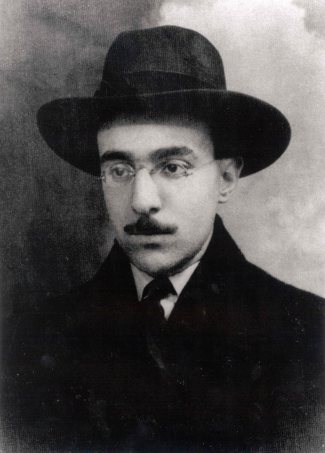 Fernando Pessoa (1888-1935). Photographie, auteur inconnu. 1914? Domaine public.