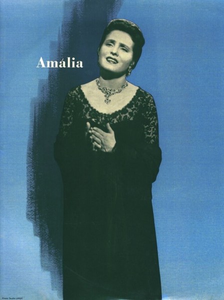 Amália Rodrigues (1920-1999). D'après la pochette du disque «&nbsp;Amália at the Paris Olympia&nbsp;», 1957.