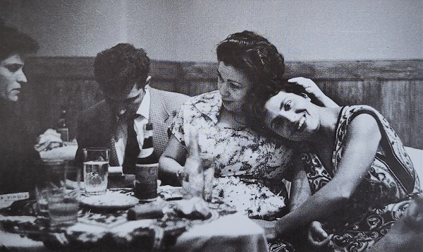 Celeste Rodrigues, une personne non identifiée, Berta Cardoso, Amália Rodrigues. Photo&nbsp;: Thurston Hopkins. Vers&nbsp;1958. Coll. Caixa Geral de Depósitos. Extrait de&nbsp;: Amália&nbsp;: coração independente, Lisboa, Museu colecção Berardo, 2009.