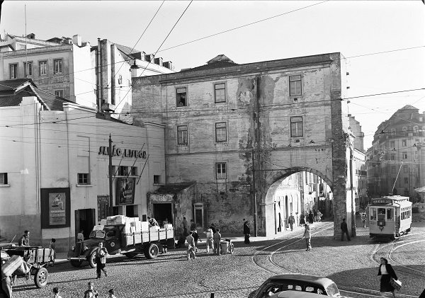 Arco do Marquês do Alegrete (Lisboa, Portugal) = Arc du marquis d'Alegrete (Lisbonne, Portugal). Photographe : Estúdio Mário Novais. Après 1946. Biblioteca de arte, Fundação Calouste Gulbenkian sur Flickr (CC BY-NC-ND 2.0).