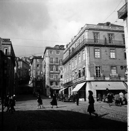 Joshua Benoliel (1873-1932). Antiga rua Martim Moniz antes das demolições. Ao fundo, as escadinhas da calçada do Jogo da Péla = Ancienne rue Martim Moniz avant les démolitions. Au fond, l’escalier du Jogo da Péla, Lisbonne, [195?]. Arquivo municipal de Lisboa, PT/AMLSB/CMLSBAH/PCSP/004/JBN/004063.