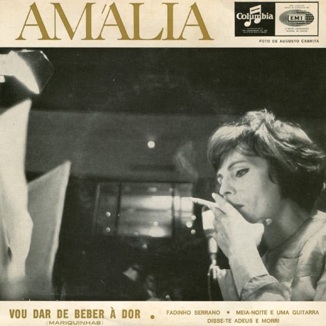 Amália Rodrigues (1920-1999). Vou dar de beber à dor (Mariquinhas) ; Fadinho serrano ; Meia-noite e uma guitarra ; Disse-te adeus e morri. Disque 45 t. Portugal, Columbia, 1968. Couverture.