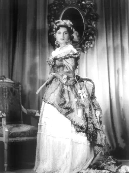 Amália Rodrigues dans le rôle d'Eugénia Câmara, dans le film Vendaval maravilhoso de José Leitão de Barros (Brésil & Portugal, 1949) Amália Rodrigues dans le rôle d'Eugénia Câmara, dans le film Vendaval maravilhoso de José Leitão de Barros (Brésil & Portugal, 1949)