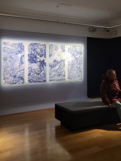 Toulouse (Occitanie, France) Musée Paul Dupuy, exposition « L’encre et la matière », 20 mars 2025. Arrière-plan : œuvre de Ye Xingqian.