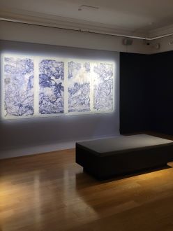 Toulouse (Occitanie, France) Musée Paul Dupuy, exposition « L’encre et la matière », 20 mars 2025. Arrière-plan : œuvre de Ye Xingqian.